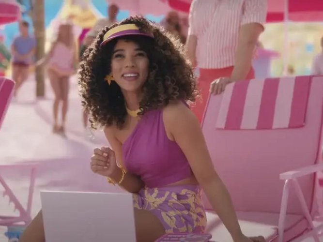 Barbie Escritora é interpretada por Alexandra Shipp.