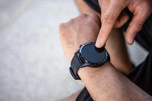Smartwatch ultra resistente com tela AMOLED tem certificação militar -  Olhar Digital