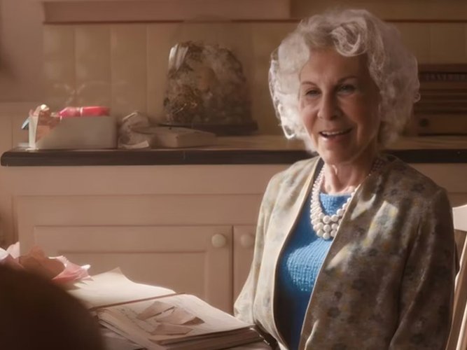 Ruth Handler ajuda Barbie em dois grandes momentos de sua jornada.