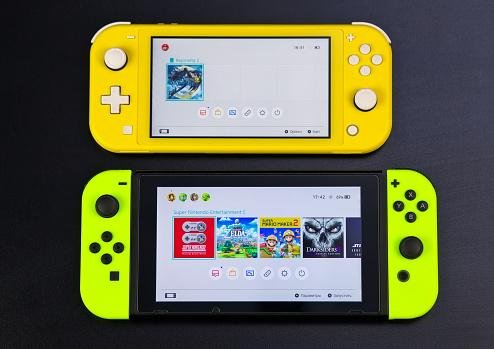 a diferença de tamanho entre o Nintendo Switch Lite, em amarelo, e o modelo padrão