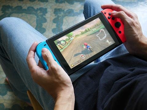 Apenas as versões padrão e OLED do Nintendo Switch contam com câmera infravermelha e HD Rumble
