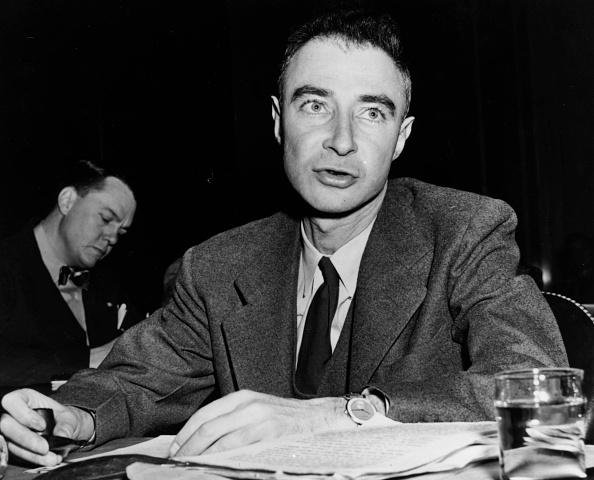 Oppenheimer se considerou um “destruidor de mundos” após criar a bomba atômica, mas sua importância para a ciência vai muito além de armas nucleares.