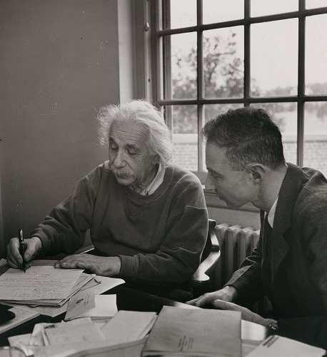 Albert Einstein e J. Robert Oppenheimer em uma imagem fotografada em 1947.