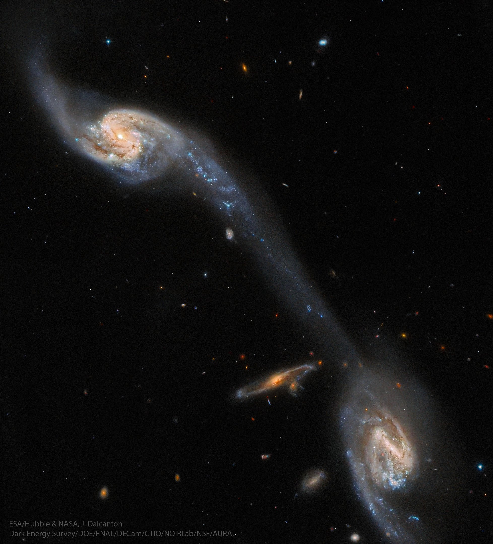 Conjunto Arp 248, constituído por um conjunto de galáxias interagentes.