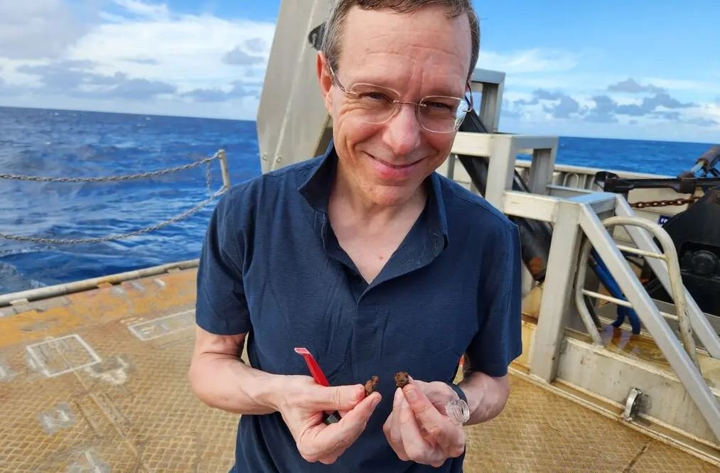 O físico Avi Loeb mostra os 'fragmentos alienígenas' encontrados no Oceano Pacífico.