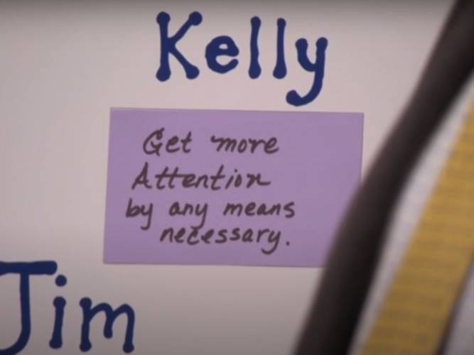 Kelly Kapoor é interpretada por Mindy Kaling em The Office.