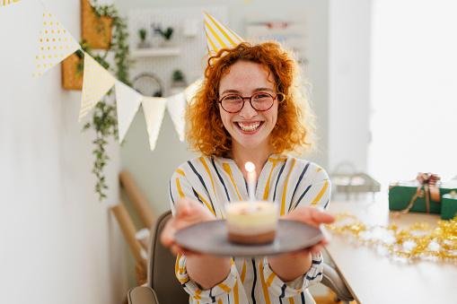 É possível programar o Google Assistente para que ele envie mensagens automáticas de aniversário