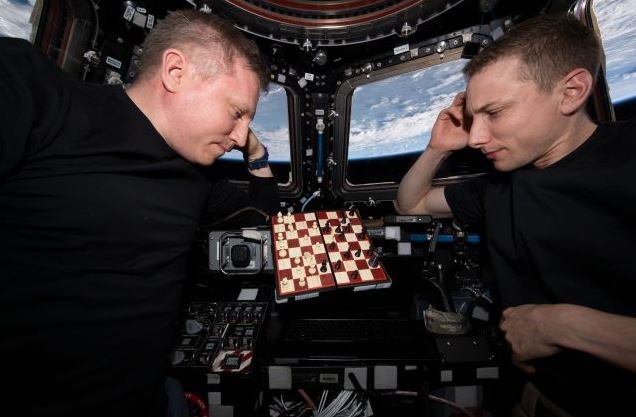 A imagem apresenta os astronautas Sergey Prokopyev, a esquerda, e Woody Hoburg, a direita; a interrupção durou aproximadamente 90 minutos, mas a comunicação foi restabelecida após 20 minutos.