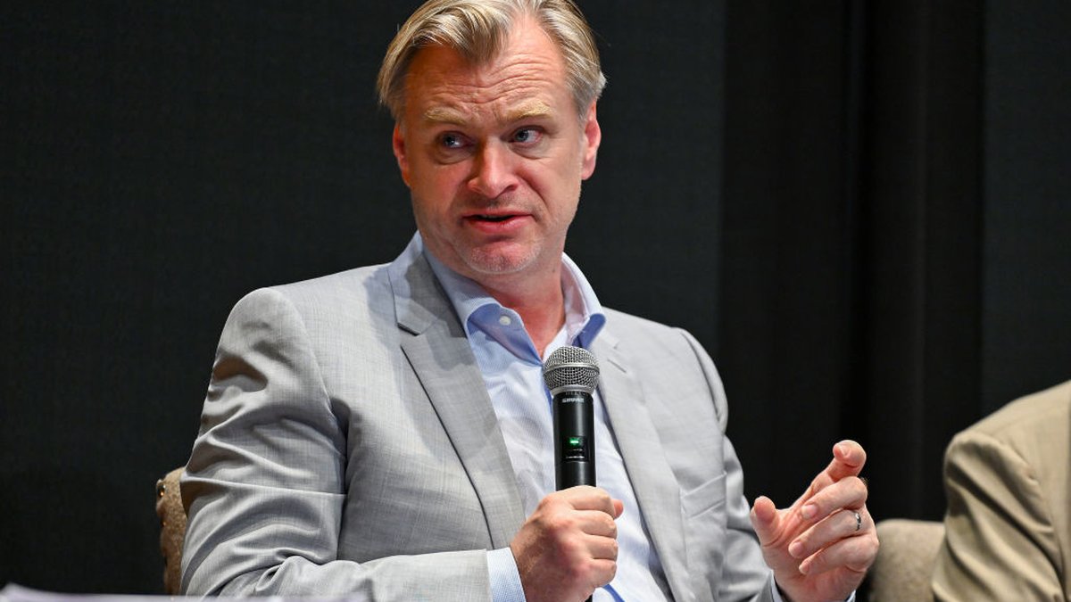 TecMundo no LinkedIn: Diretor Christopher Nolan não usa celular e