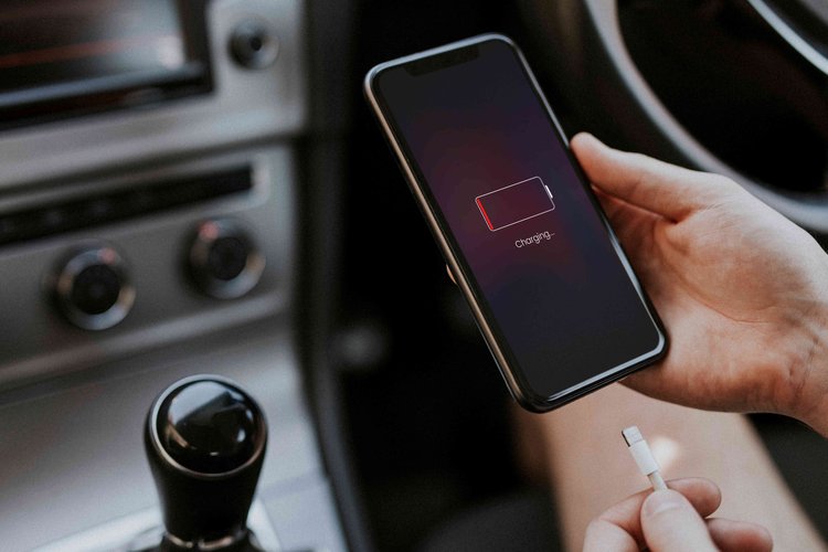 A bateria do carro também pode carregar o celular. (Fonte: Freepik/Rawpixel)