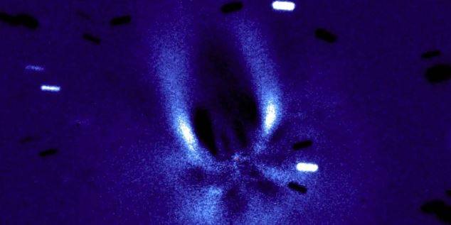 Originalmente, a observação foi realizada pelo astrônomo Elek Tamás, do Observatório Harsona, na Hungria, mas foi confirmada por outros observatórios espaciais. 