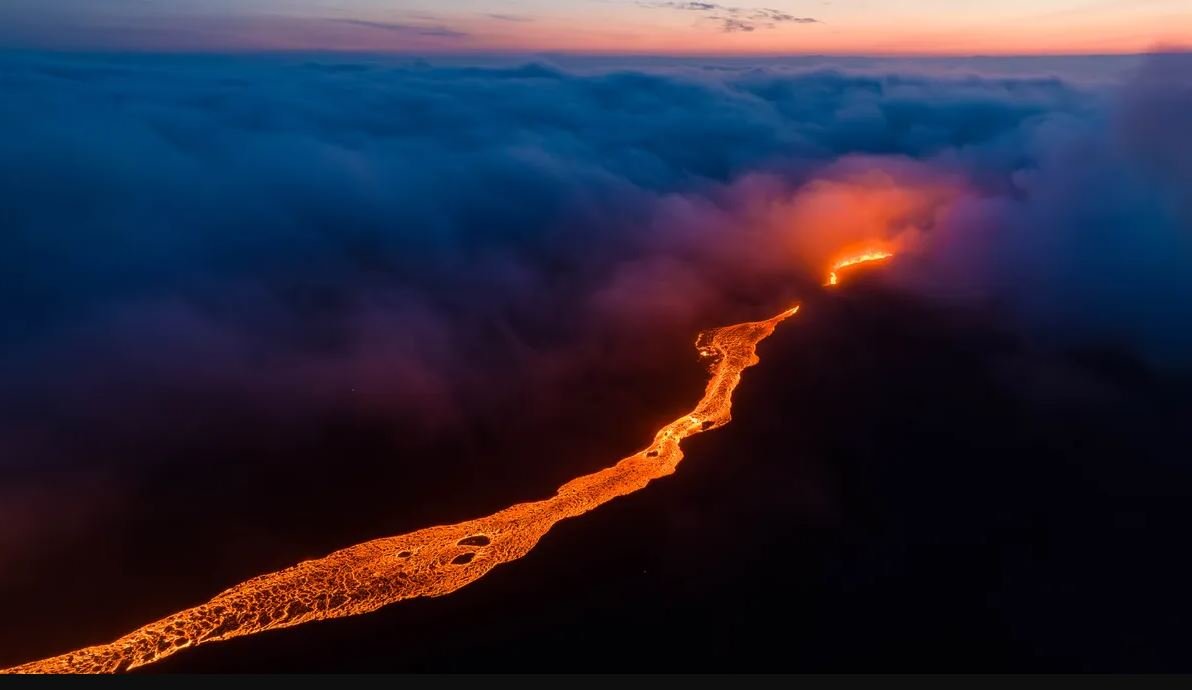 A primeira noite após a erupção do 'bebê vulcão' (imagem) causou incêndios na natureza ao redor da montanha, mas os bombeiros conseguiram controlar a situação.