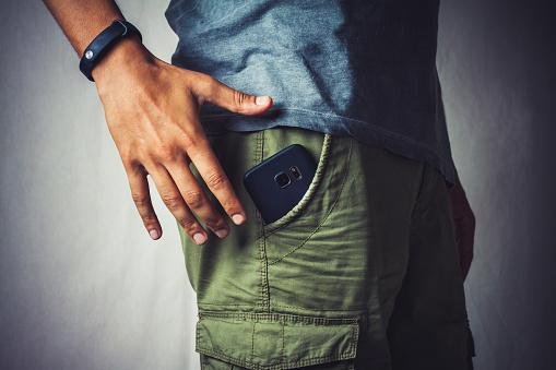Evite deixar seu celular guardado com objetos que possam riscá-lo. (GettyImages/Reprodução)