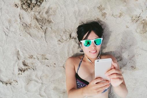 Tente não deixar seu smartphone exposto ao sol por muito tempo. (GettyImages/Reprodução)