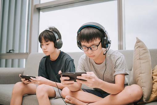 Os adolescentes chineses não poderão usar a internet durante a madrugada.