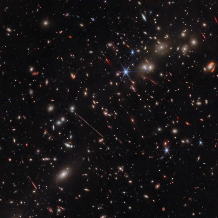 O foco do estudo foi no aglomerado de galáxias El Gordo justamente por conta do fenômeno de lentes gravitacionais.