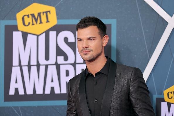 Em sua passagem pelo Brasil, Taylor Lautner criticou o assédio de fãs no aeroporto.