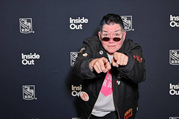 Lea Delaria, estrela da série Orange Is The New Black, criticou os aeroportos brasileiros.