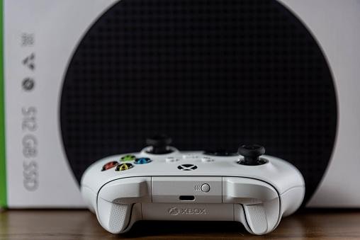 Embora menos potente, o Xbox Series S é mais barato e vem conquistando cada vez mais jogadores