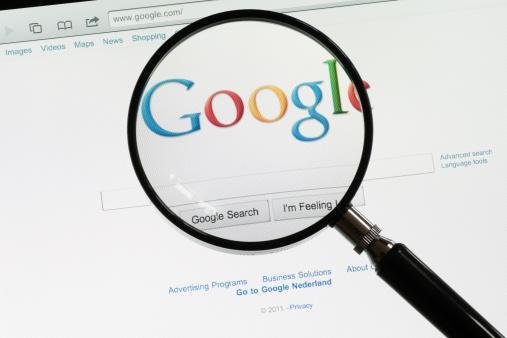 As denúncias devem ser feitas pelos donos dos direitos autorais violados pelos links ranqueados na busca do Google.