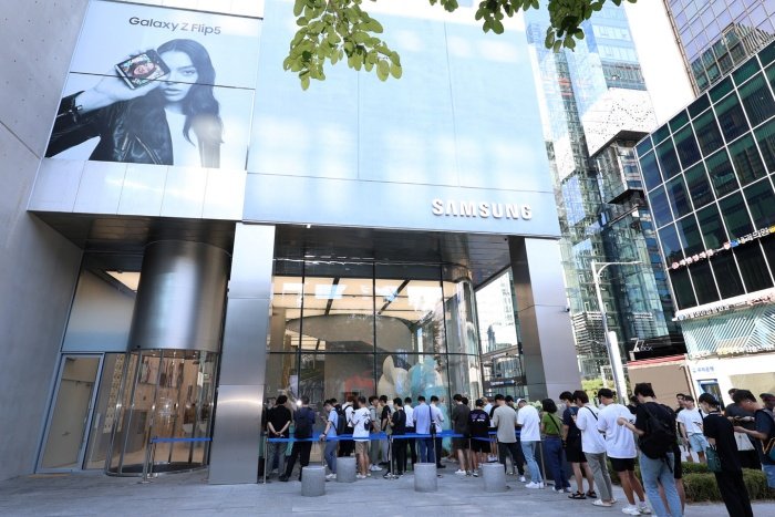 As lojas receberão os novos dispositivos Samsung a partir desta sexta-feira.