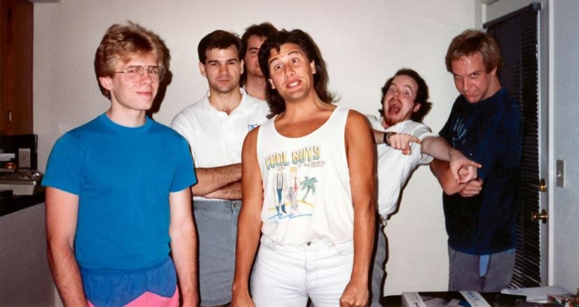 Da esquerda para a direita: John Carmack, Kevin Cloud, Adrian Carmack (ao fundo), John Romero, Tom Hall e Jay Wilbur