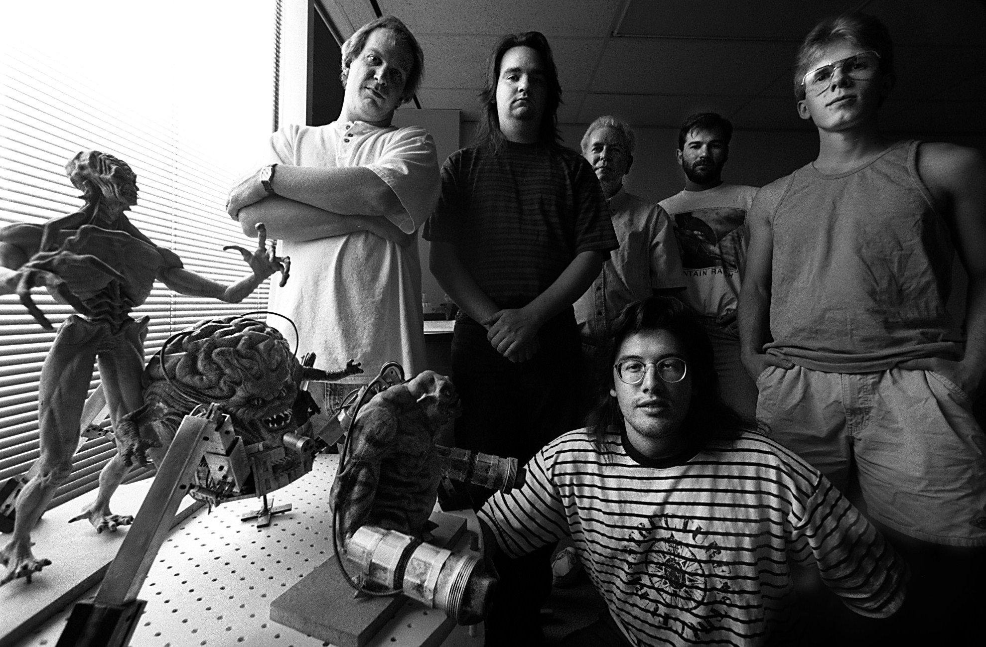 Jay Wilbur, Adrian Carmack, John Romero (abaixado), Kevin Cloud (ao fundo) e Carmack (à direita)
