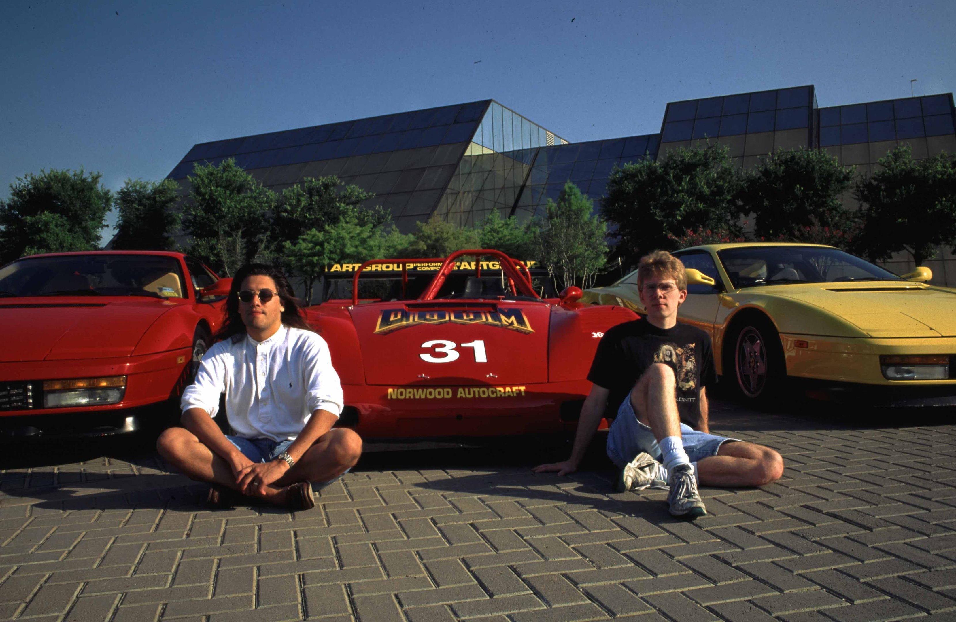 John Romero e John Camack com algumas de suas Ferraris. 