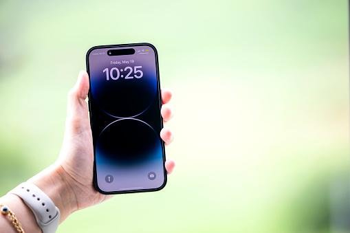 iPhone 14 Pro conta com um design impressionante, além de melhorias e atualizações. (GettyImages/Reprodução)