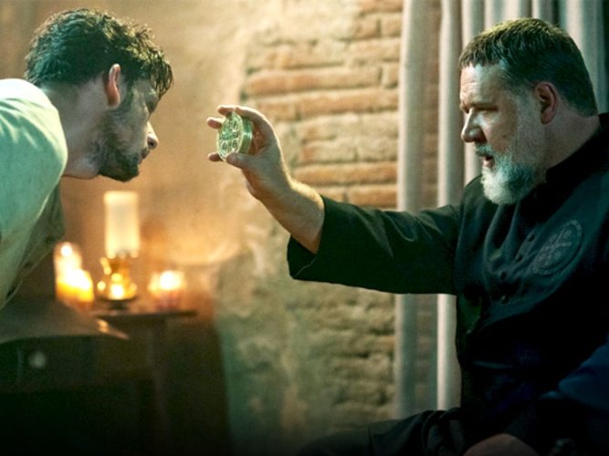 Russell Crowe em O Exorcista do Papa.