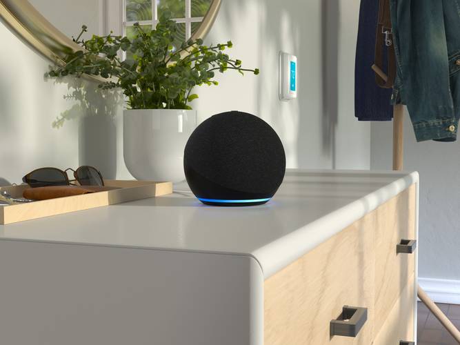 A Alexa é acionada pela fala, trazendo praticidade aos usuários.