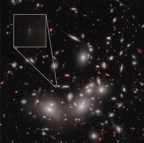 sOriginalmente, a galáxia mais fraca do universo, JD1, foi descoberta pelo Telescópio Espacial Hubble em 2014, contudo, sua distância só foi confirmada pelo James Webb.