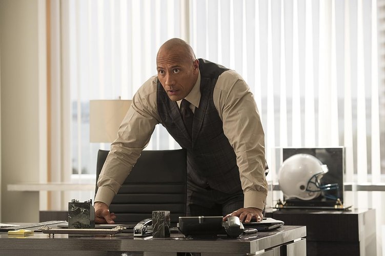 Ballers traz Dwayne Johnson como um importante gestor financeiro de novos talentos do futebol americano.