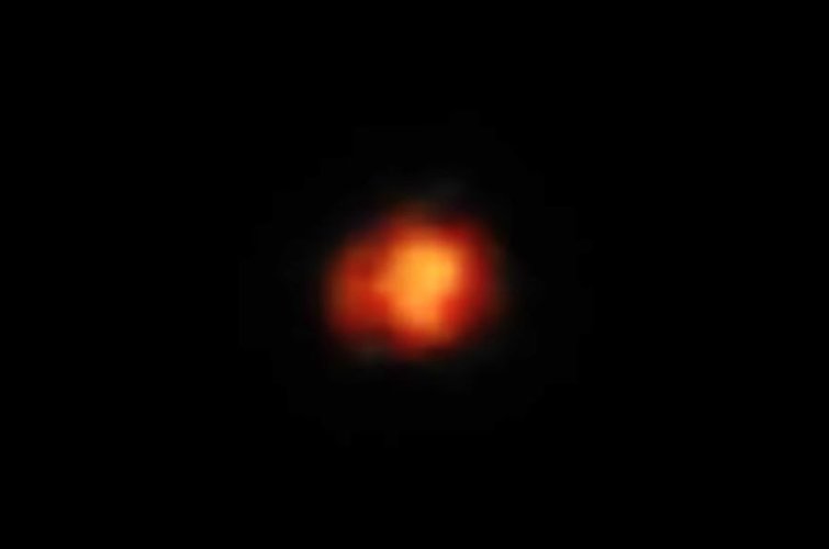 Os cientistas apontam que a galáxia Maisie (imagem) é muito mais brilhante do que preveem os atuais modelos da astronomia.