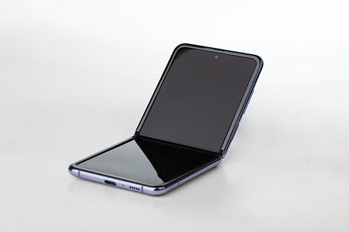 A experiência com celulares dobráveis, como o Galaxy Z Flip, levou a Samsung a investir nos tablets e computadores dobráveis.