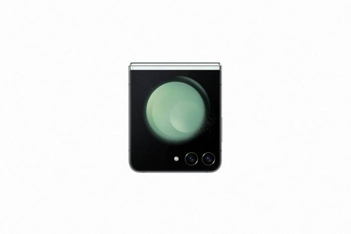 O Z Flip 5 tem duas câmeras de 12 MP na traseira.