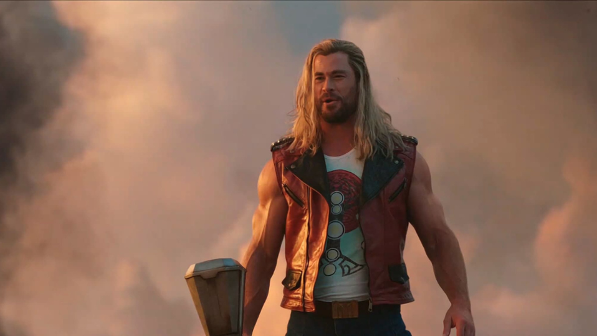 Ator que faz o Thor nos filmes da Marvel pede para tirar foto
