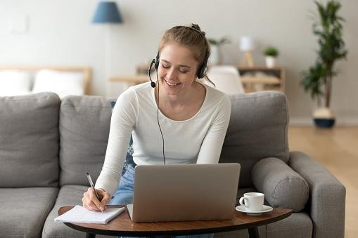 A fluência em inglês é um resultado de práticas diversificadas, incluindo conversação, escuta e imersão cultural.