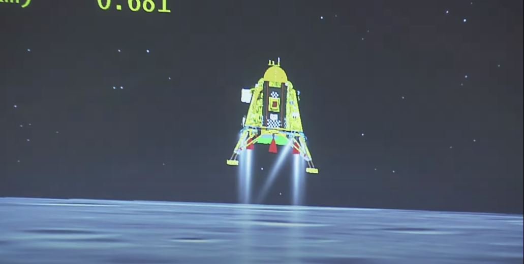 A Chandrayaan-3 conseguiu pousar com sucesso na superfície do polo sul da Lua; é a primeira vez que um país pousa nesta região lunar.