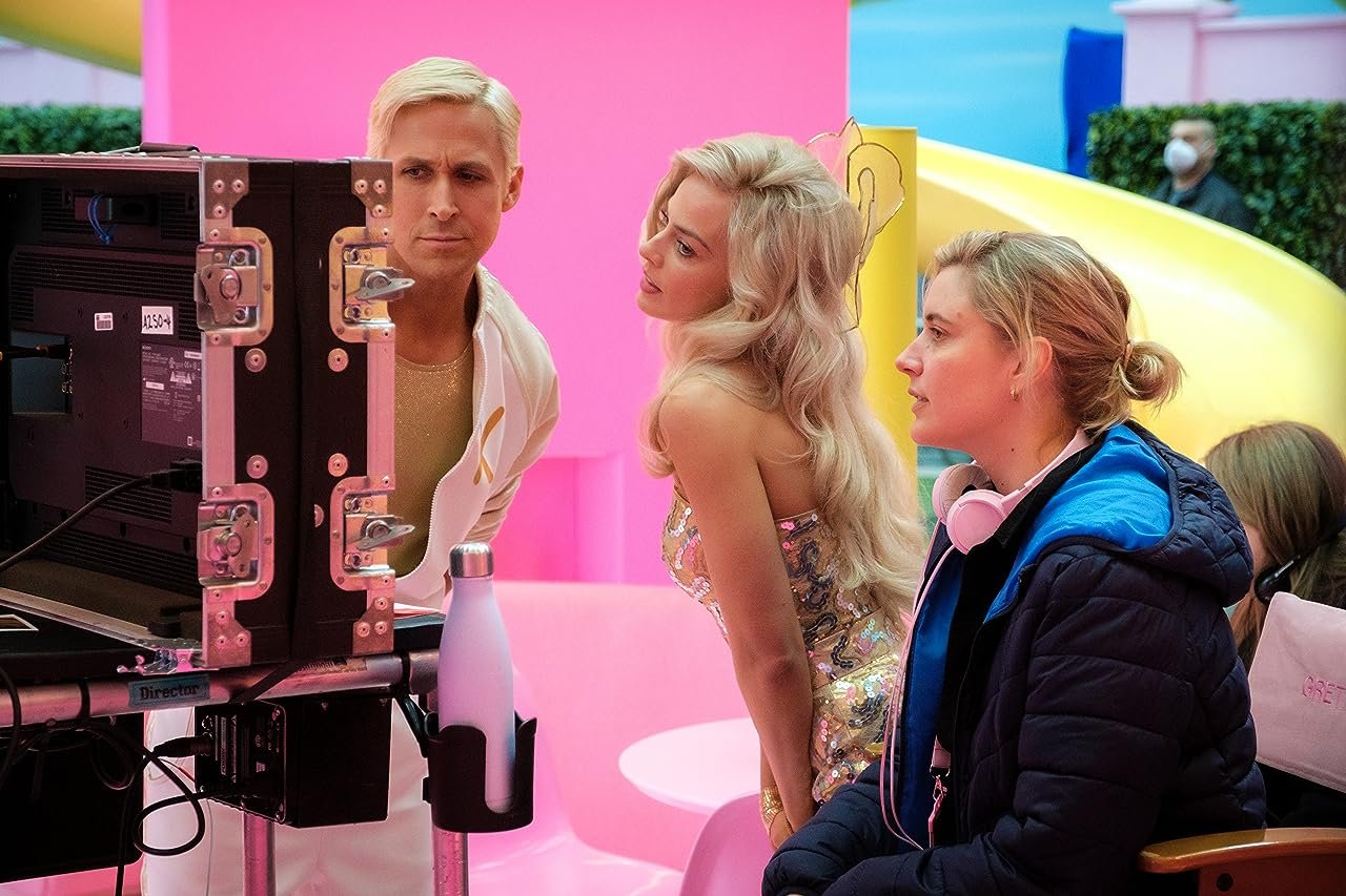 Os atores Ryan Gosling e Margot Robbie ao lado da diretora Greta Gerwig.