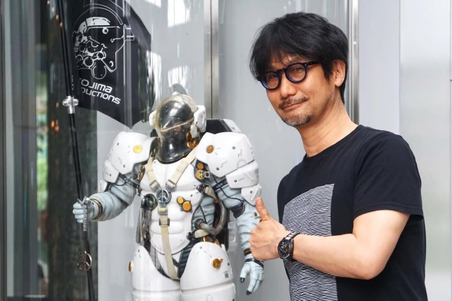 Kojima e o mascote da Kojima Productions.