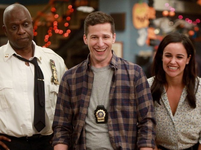 Andre Braugher, Andy Samberg e Melissa Fumero em Brooklyn Nine-Nine.