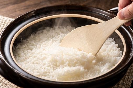 A panela de arroz elétrica utiliza um sistema de cozimento a vapor que ajuda a manter os nutrientes dos alimentos.