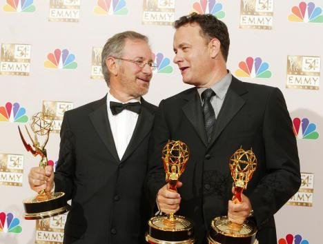 Steven Spielberg e Tom Hanks já trabalharam juntos em outros dramas de guerra, como O Resgate do Soldado Ryan (1998).
