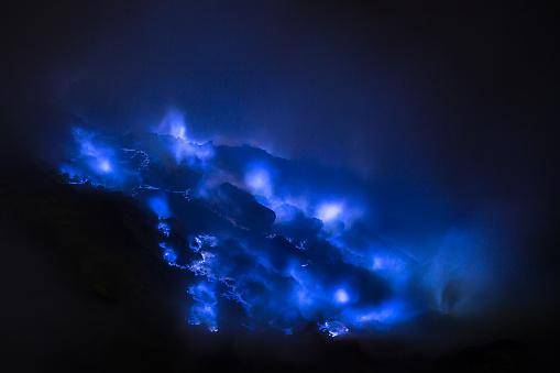 A "lava azul" envolve princípios químicos bastante interessantes! Tente se lembrar das aulas de química.