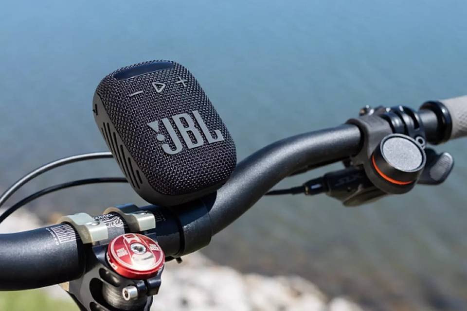 A JBL Wind 3 já inclui um suporte para fixação no guião de bicicletas e motos.