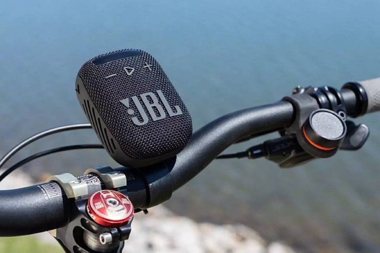 A JBL Wind 3 já inclui um suporte para fixação no guião de bicicletas e motos.