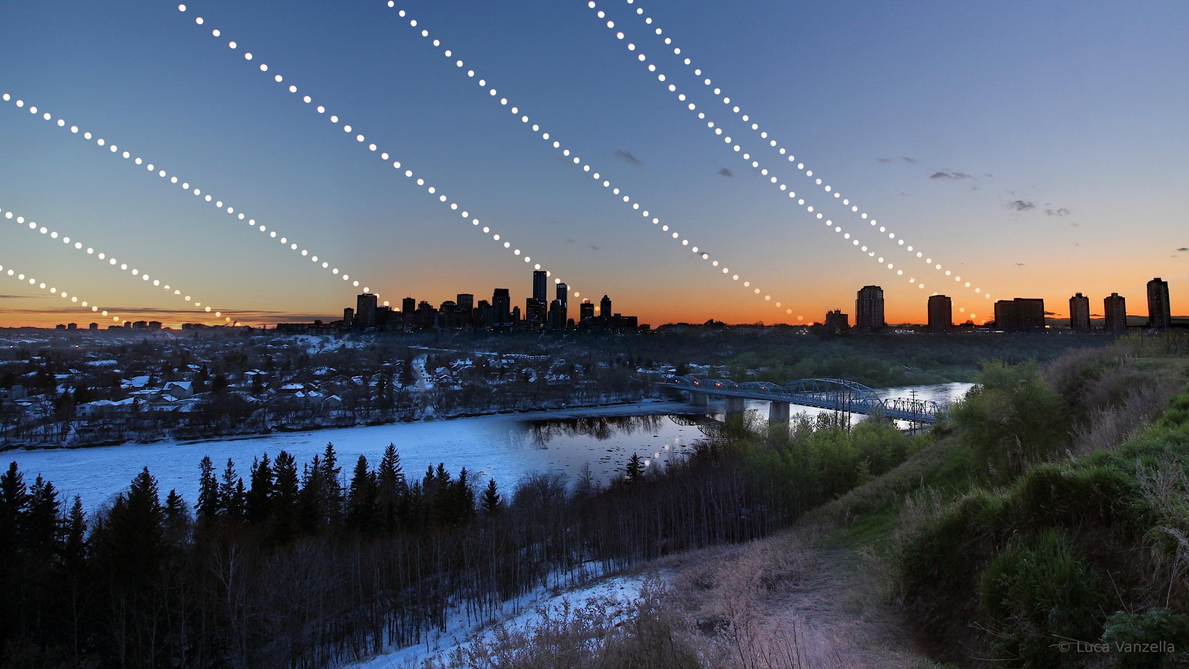 Trajetória aparente do Sol ao longo do ano no céu do Canadá.