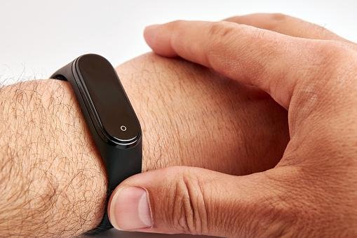 Há pulseiras inteligentes com funções similares a dos smartwatches