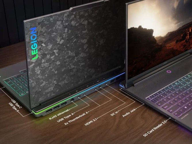 Há várias conexões disponíveis no notebook gamer.